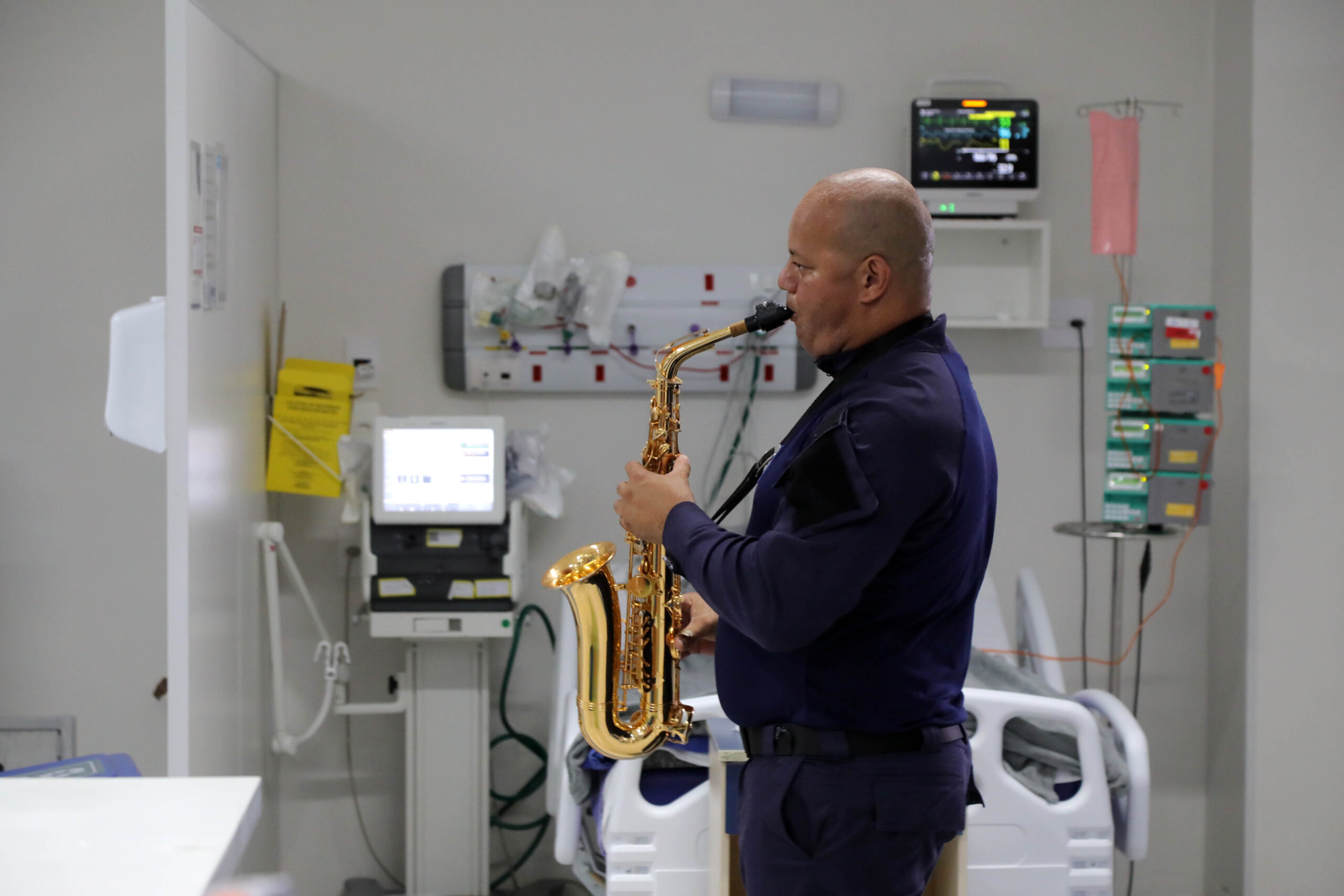 Músicos da Guarda Municipal levam música às alas de UTI do Hospital Municipal