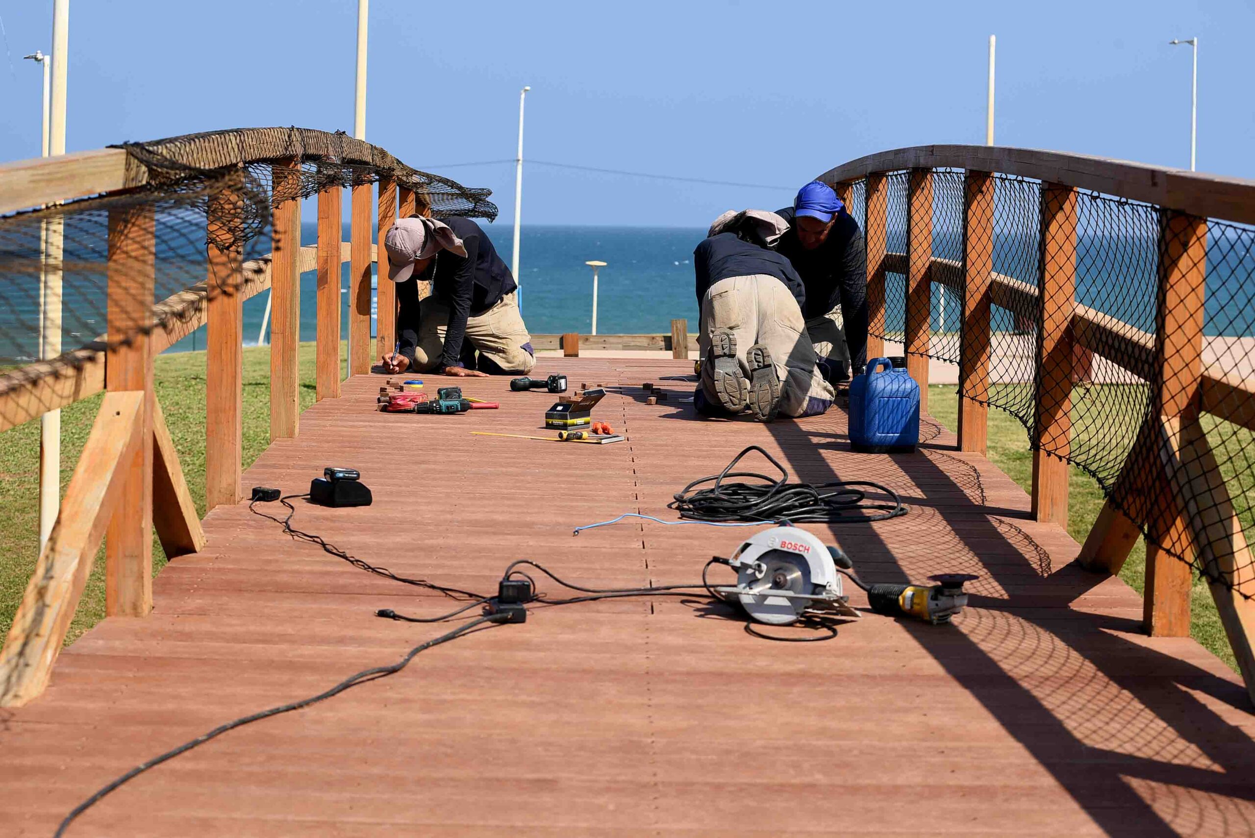 Prefeitura de Salvador recupera ponte do Parque dos Ventos com madeira plástica