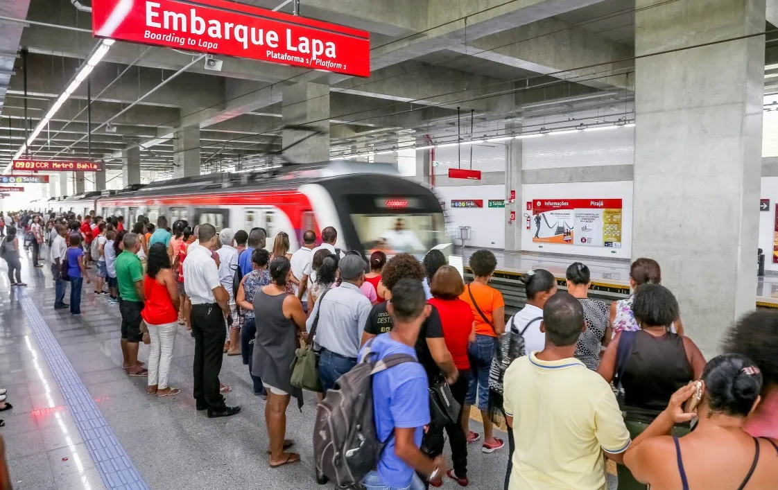 Falha em trem causa lentidão no metrô de Salvador