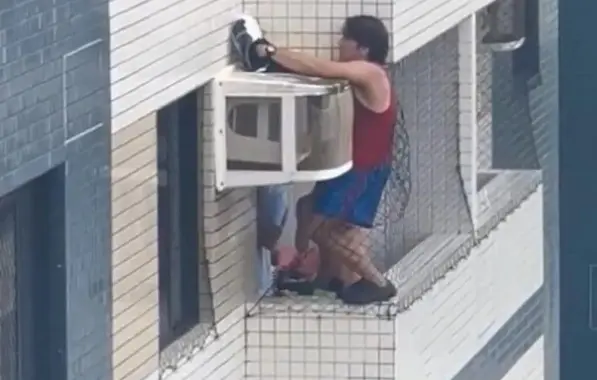 Ativo da causa animal se pendura em varanda para resgatar gata