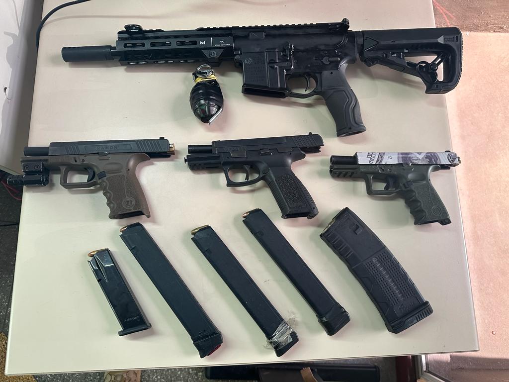 PM liberta 7 reféns no Alto das Pombas e prende 3 criminosos Pistolas, fuzil e granada são apreendidos