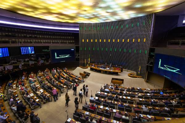 Adiada Votação da PEC da Anistia: Debate Sobre Cotas de Candidaturas em Pauta