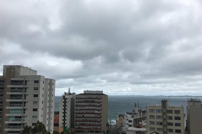 Previsão do Tempo para o Fim de Semana em Salvador: Céu Nublado e Chuvas Fracas