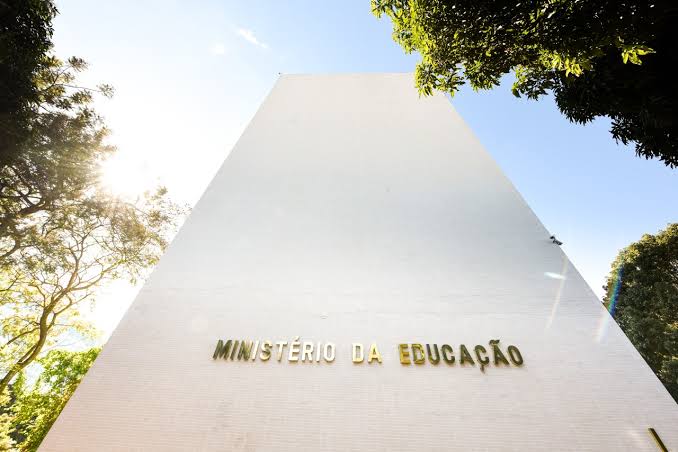 Governo Brasileiro Anuncia Aumento de 16% nos Recursos para Transporte Escolar em 2023