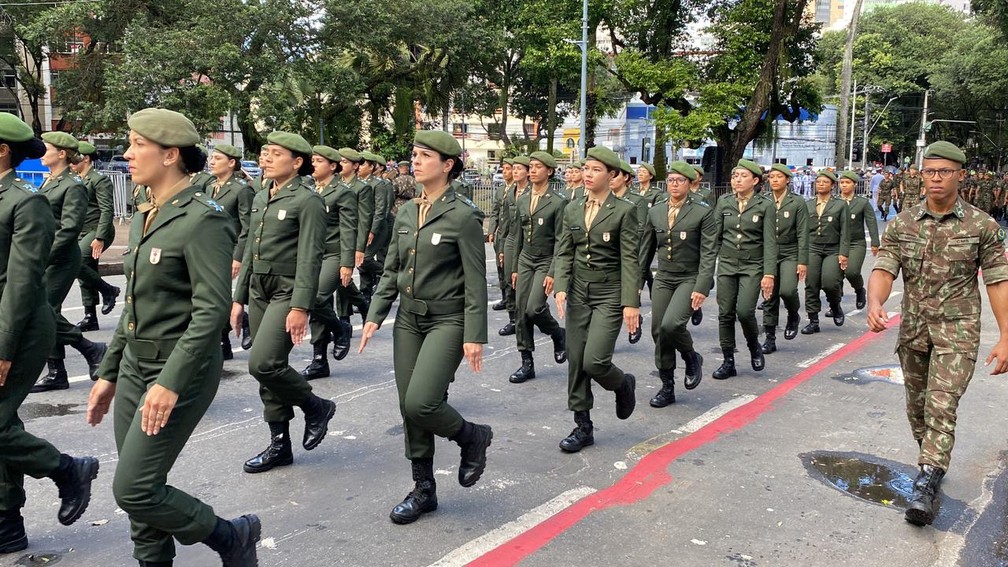 Independência do Brasil em Salvador: Desfile Cívico Sob a Chuva e Honras Militares