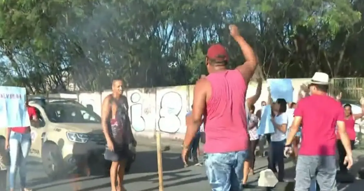Trânsito na Estrada Velha do Aeroporto é afetado por protesto de moradores