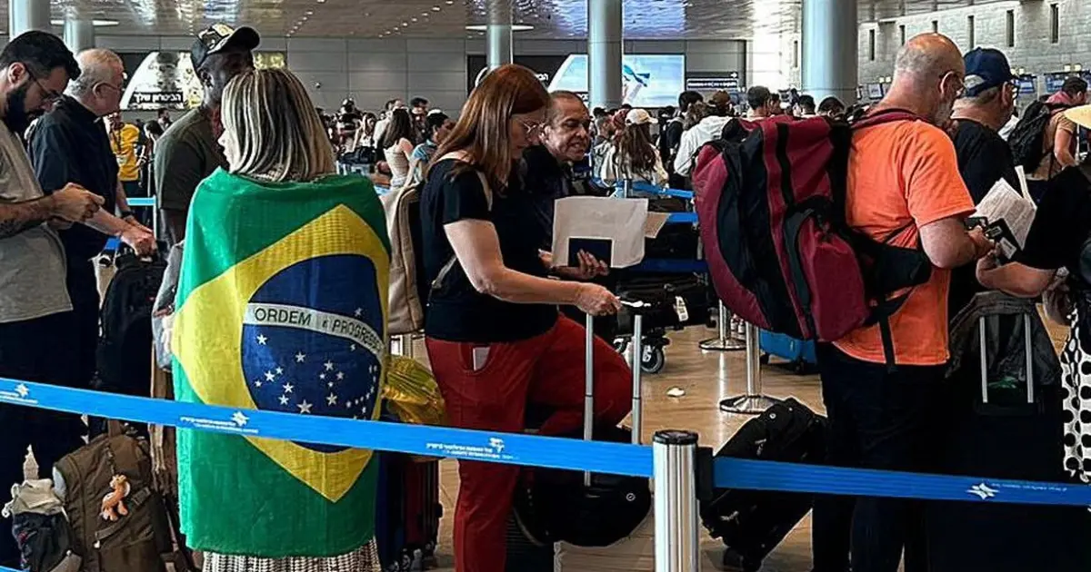 211 brasileiros resgatados de Israel chegam ao Brasil