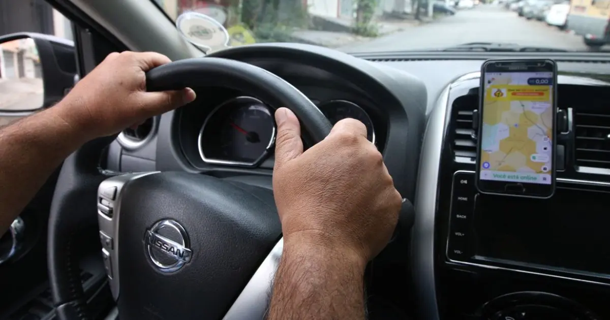 Uber é condenada a registrar entregador como funcionário por “gamificação”