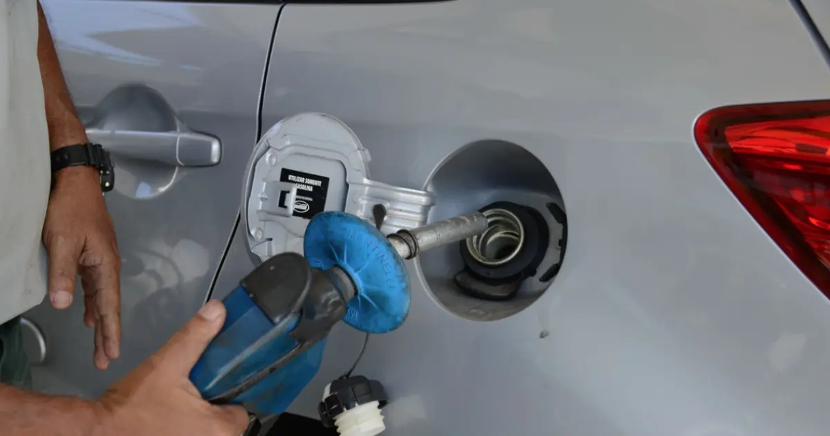 Gasolina tem redução de 4,09% e diesel sobe 6,58%