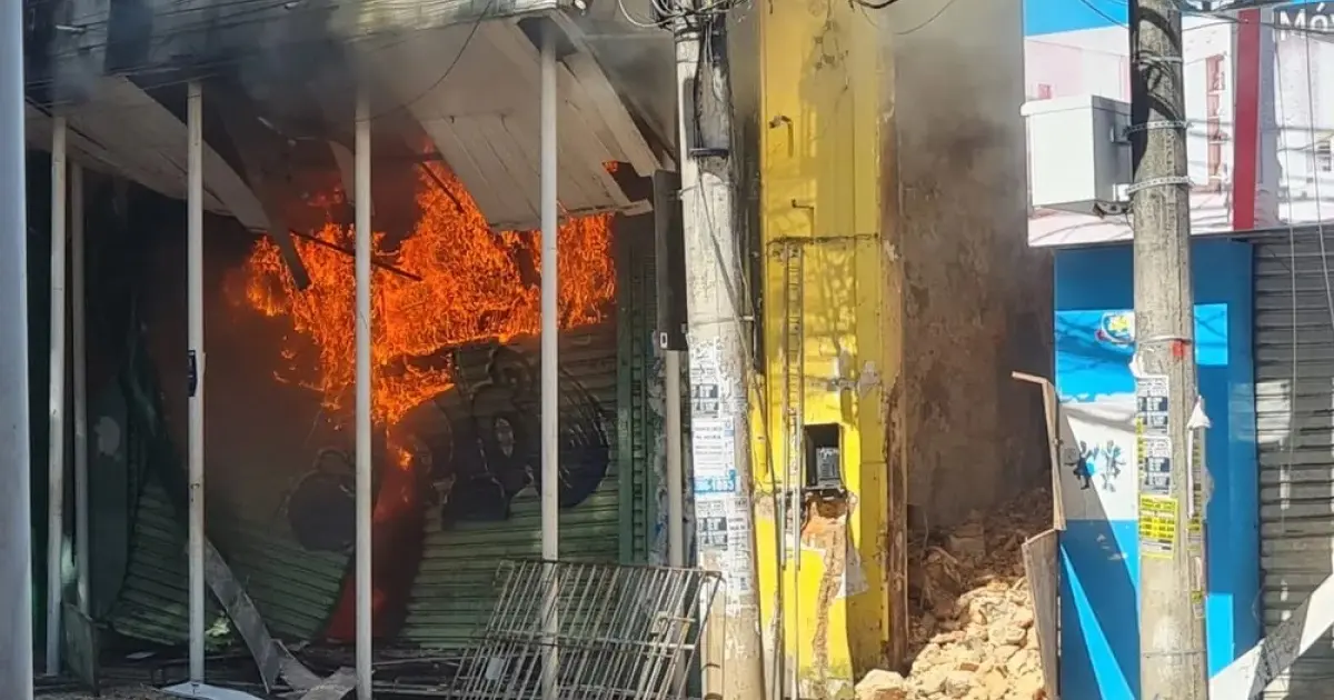 Casarão e loja são destruídos por incêndio na Avenida Sete, em Salvador