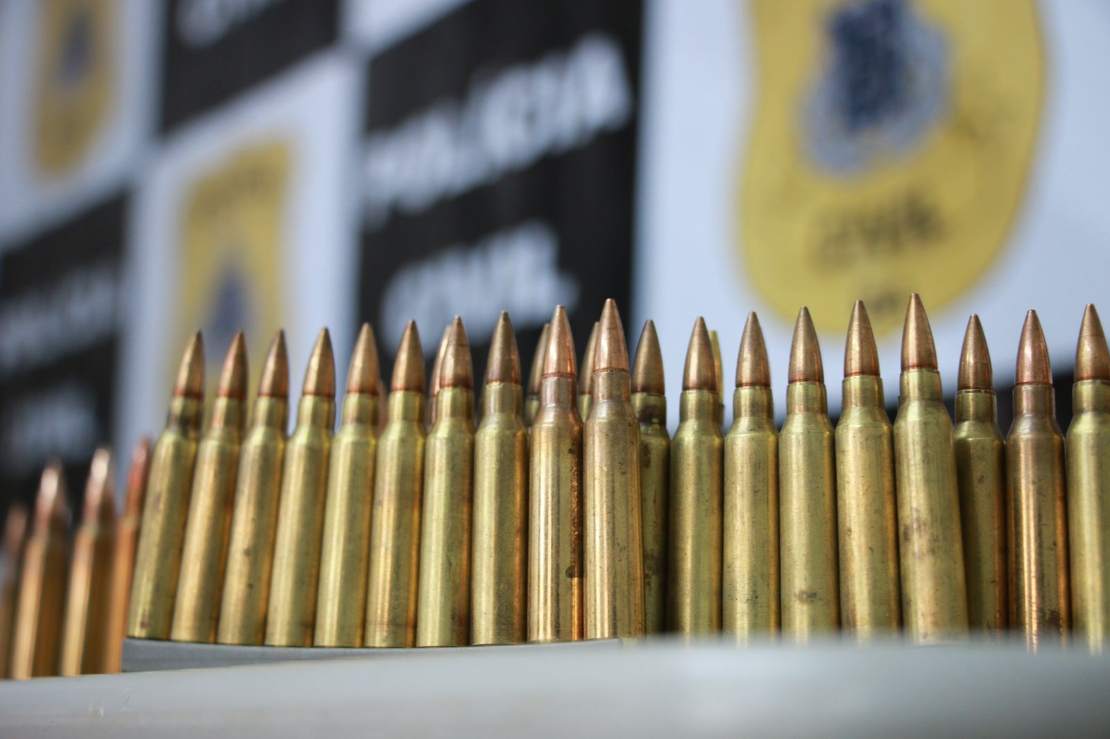 Polícia Civil Desmantela Bunker de Fugitivo de Presídio em Candeias e Apreende Toneladas de Drogas e Armas