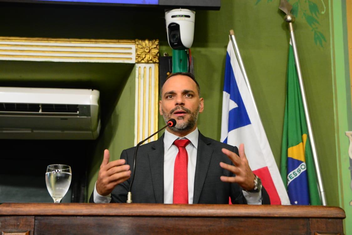 “A quem interessa transformar as agências bancárias em um espaço vulnerável?”, questiona Augusto Vasconcelos