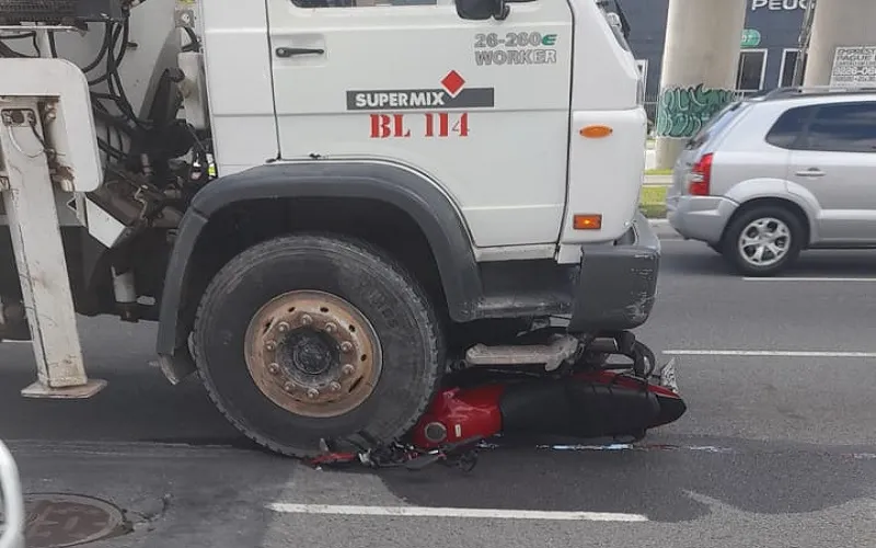Caminhão passa por cima de moto e deixa trânsito congestionado na Bonocô