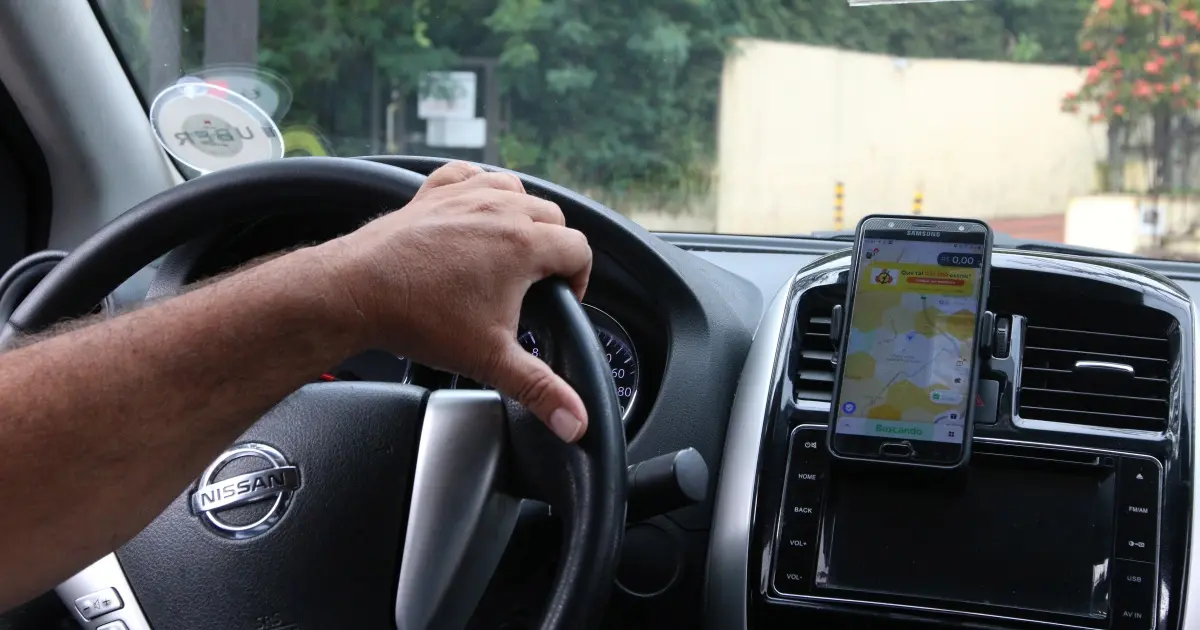 Mulher escapa de abuso sexual em Salvador ao pular de carro de aplicativo