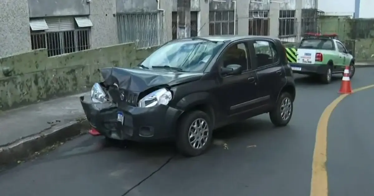 Carro bate em poste no Matatu de Brotas e motorista foge