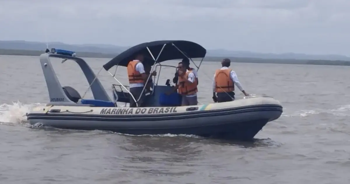 Catraia naufraga no sul da Bahia e deixa um tripulante desaparecido