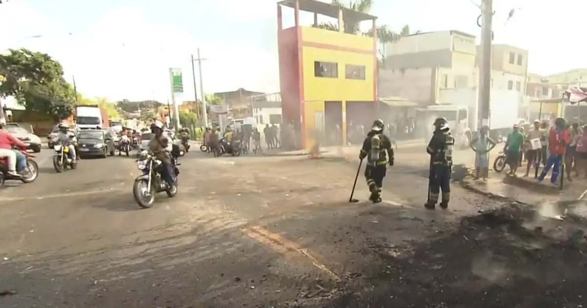 Moradores de Coutos protestam contra falta de água e bloqueiam Estrada do Derba