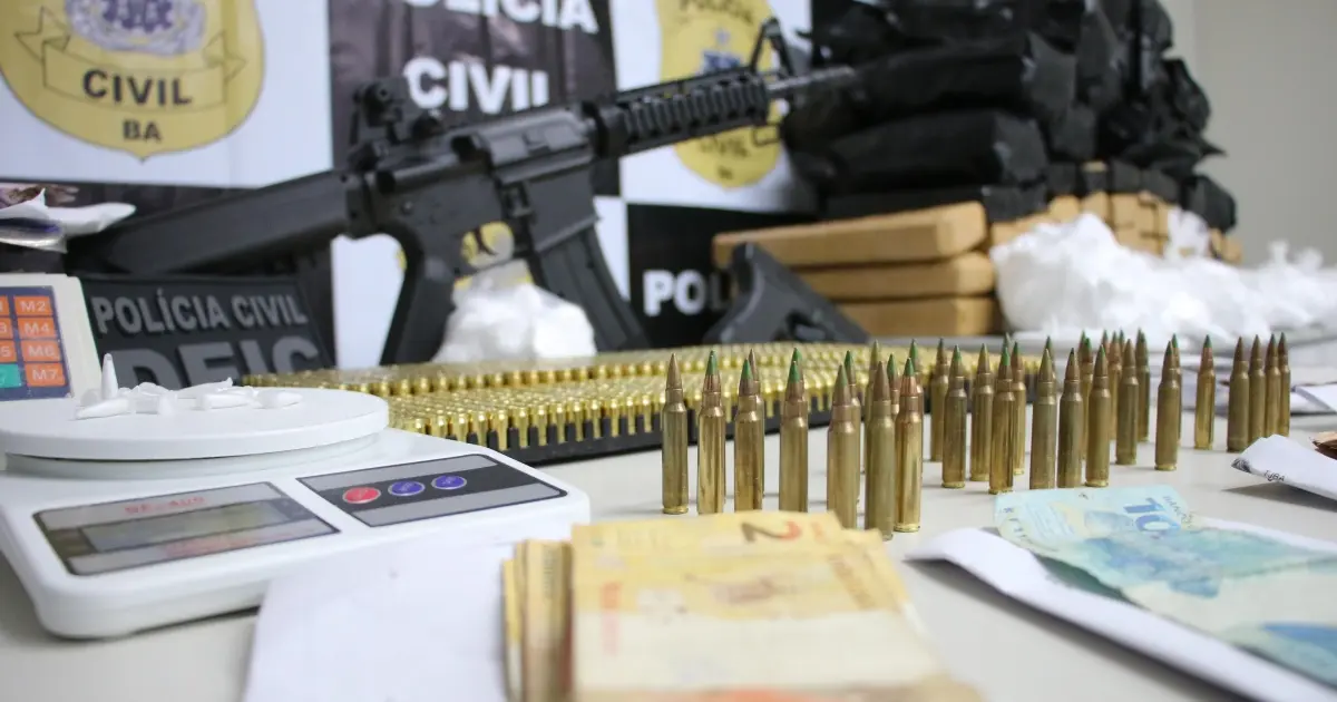 DEIC encontra laboratório de drogas e apreende 300 kg de entorpecentes na Praia de Ipitanga