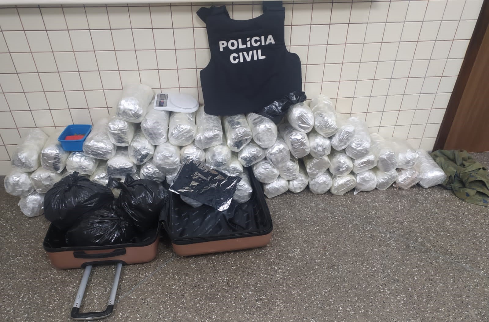 Apreensão Expressiva: 56 Quilos de Maconha e Equipamentos de Tráfico Descobertos em Catu de Abrantes