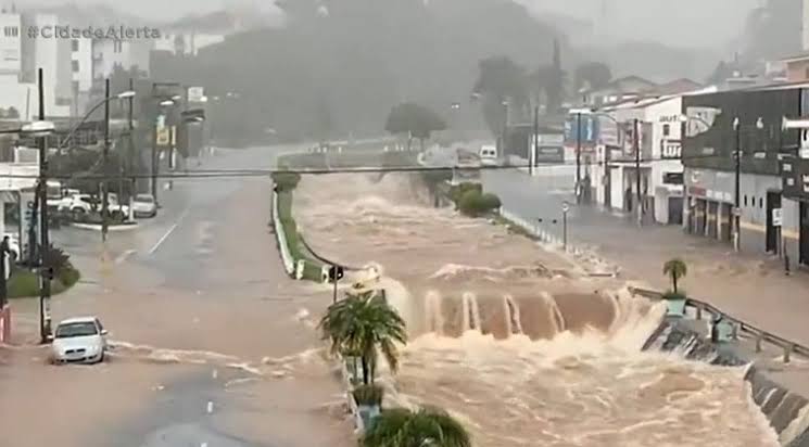 Chuva causa falta de energia para 2,1 milhões em São Paulo; restabelecimento previsto para terça-feira