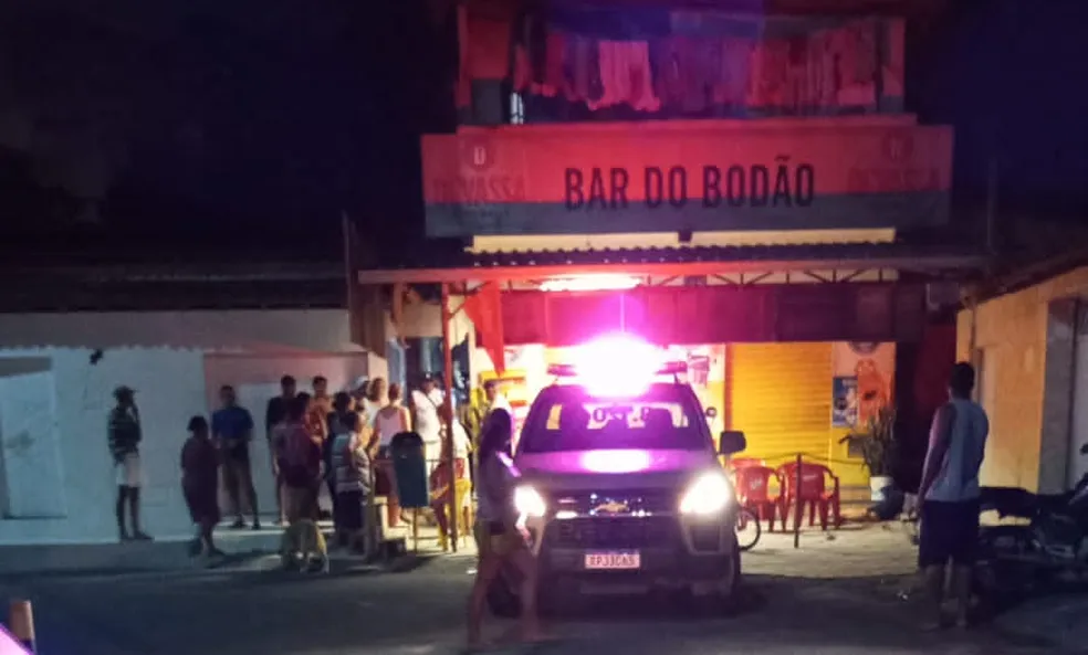 Homem é morto e duas pessoas são baleadas em bar em Camaçari, uma delas é uma menina de 6 anos