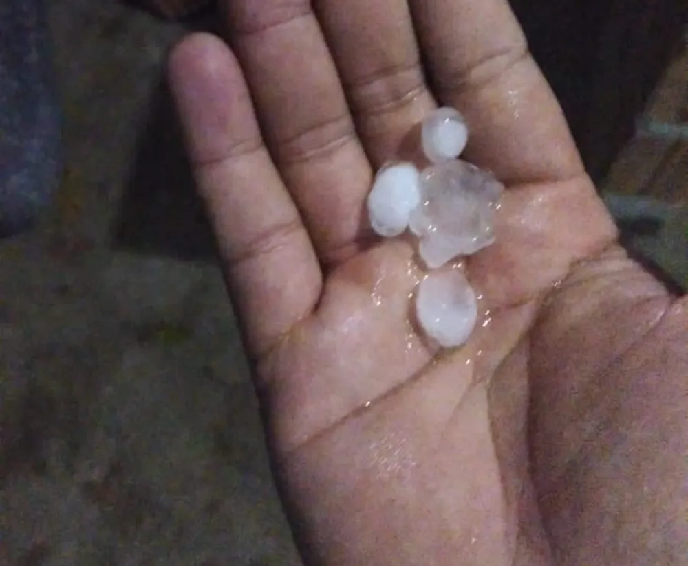 Ventos fortes e chuva de granizo deixam rastro de destruição em Barra
