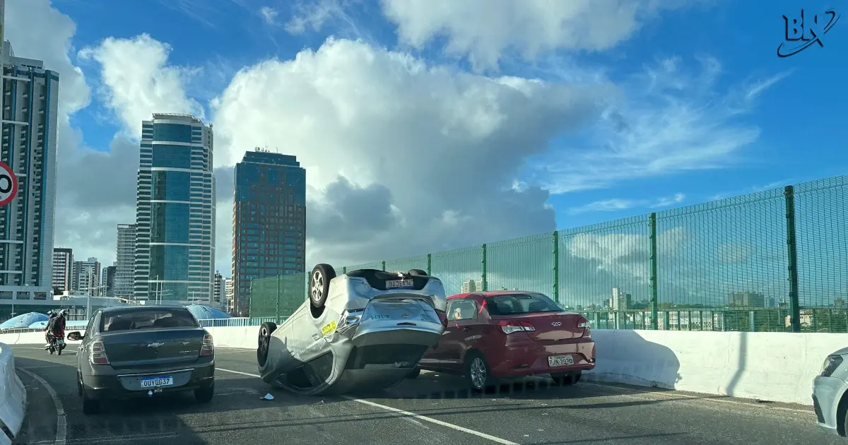 Capotamento no viaduto Nelson Dahia gera congestionamento na Avenida Paralela