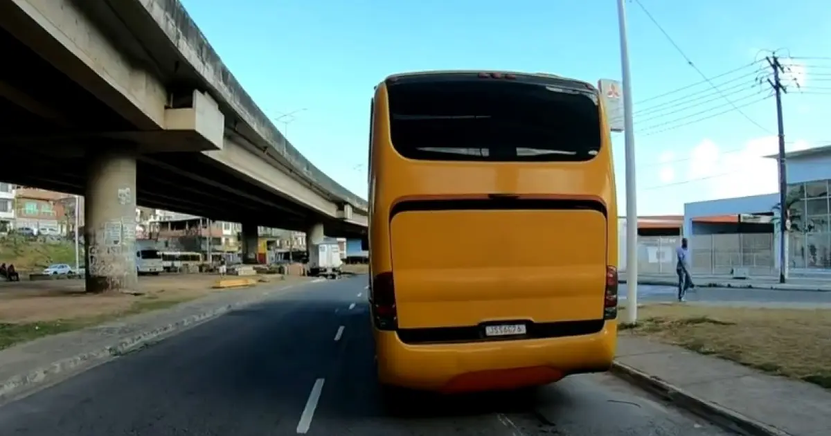 Ônibus quebrado causa congestionamento na Rótula do Abacaxi