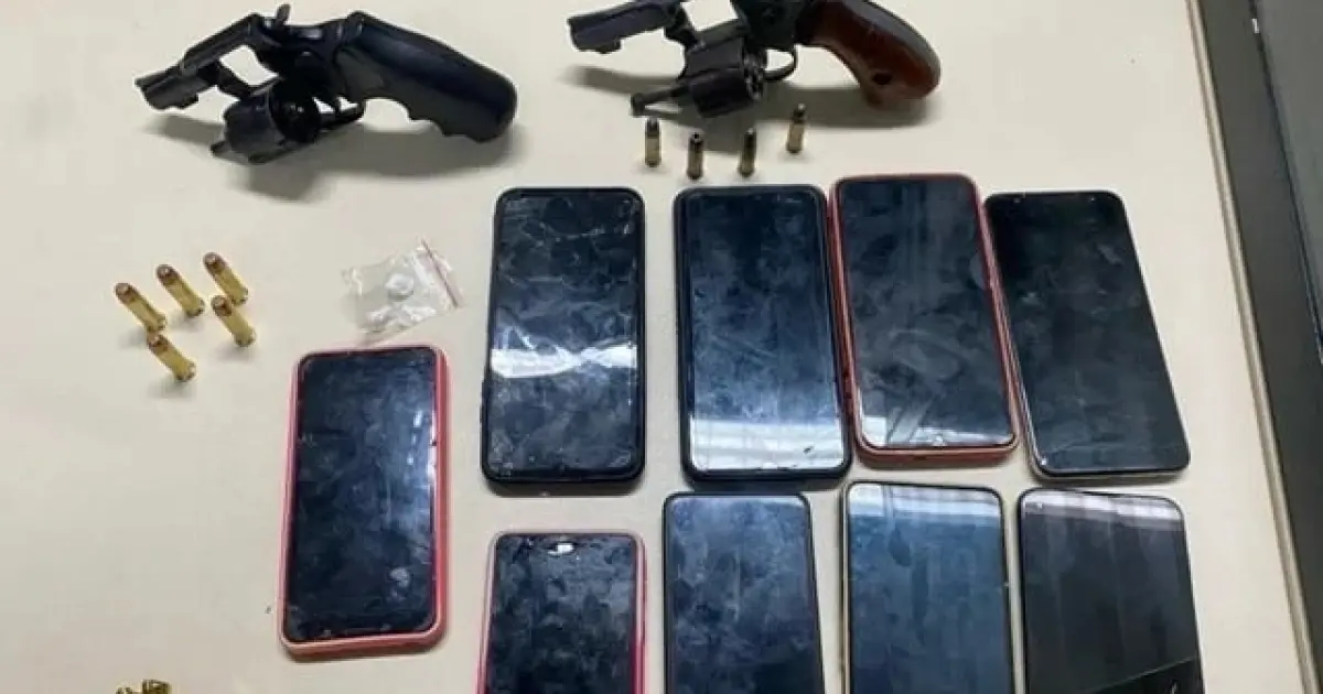 Polícia prende suspeitos de roubo de carro e apreende armas e drogas em Feira de Santana