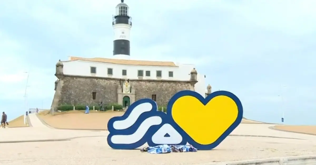 Mulher é encontrada morta em frente ao Farol da Barra: Polícia investiga possível agressão