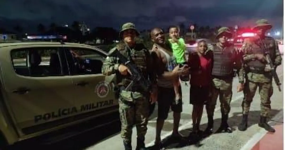 Menino de 5 anos é encontrado pela PM após se perder na praia de Piatã
