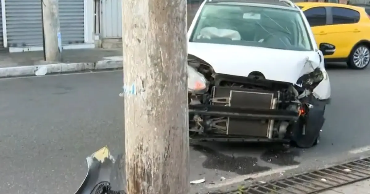 Motorista bate em poste e fica ferido no Rio Vermelho