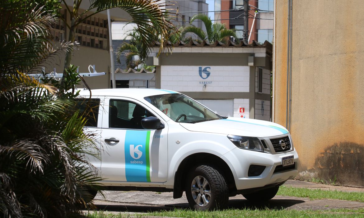 Alesp Aprova Projeto que Autoriza Negociação de Participação na Sabesp, Causando Tumulto e Manifestações