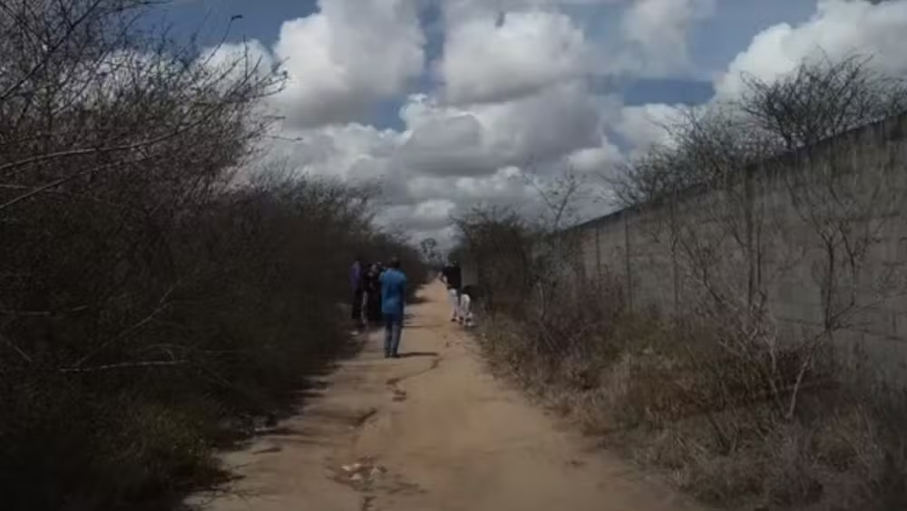 Mulher é encontrada morta com mais de 25 tiros em estrada deserta