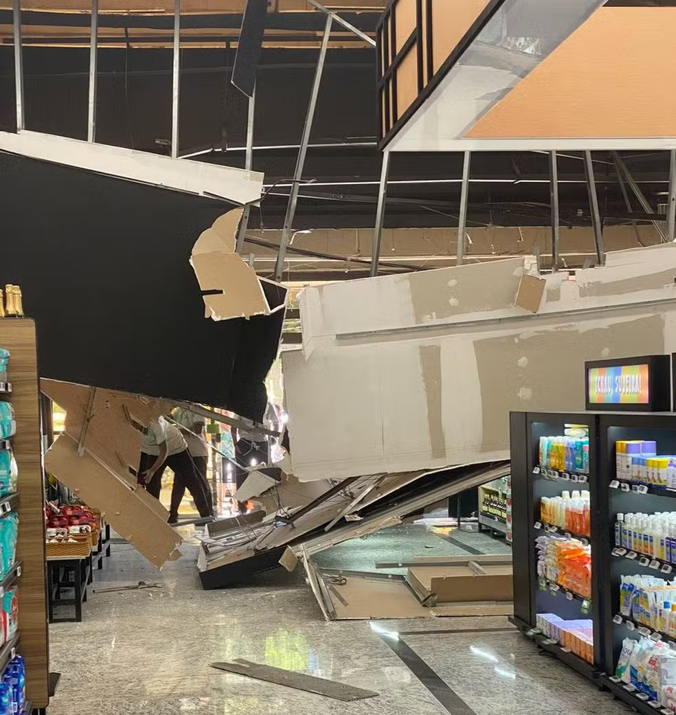 Supermercado recém-inaugurado em Salvador tem teto desabado e deixa duas pessoas feridas