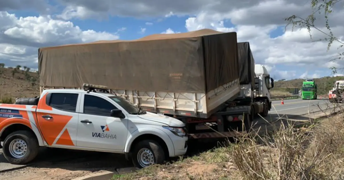 Carreta atinge veículo da ViaBahia que sinalizava pista na Bahia; motorista passa mal