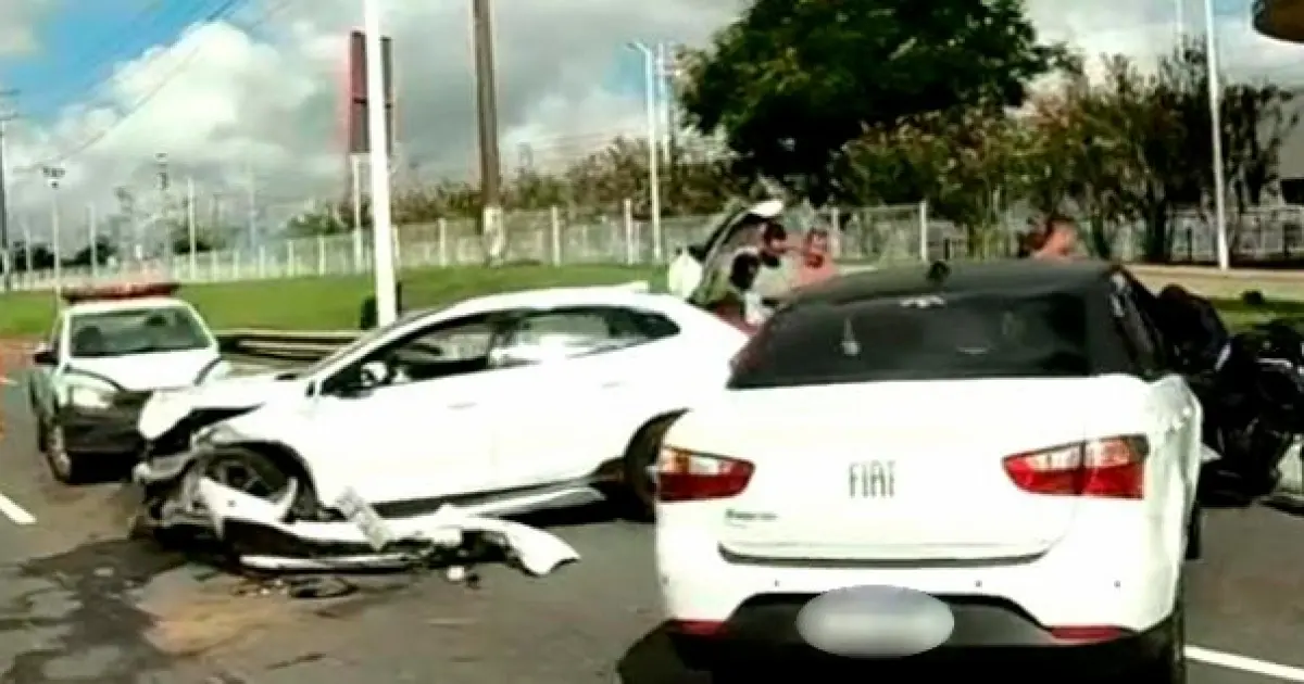 Acidente na Paralela deixa trânsito lento no sentido aeroporto