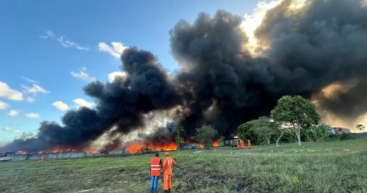Incêndio em galpão de materiais recicláveis é controlado após 12 horas de combate