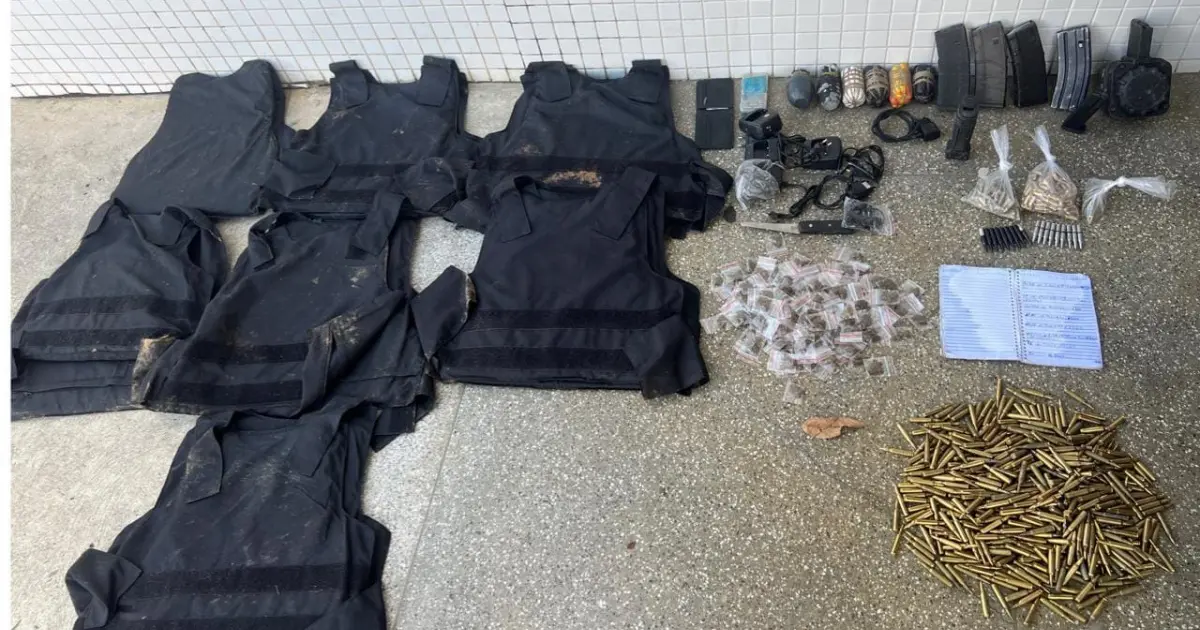 Policia encontra arsenal de fuzis, granadas e coletes balísticos em Salvador
