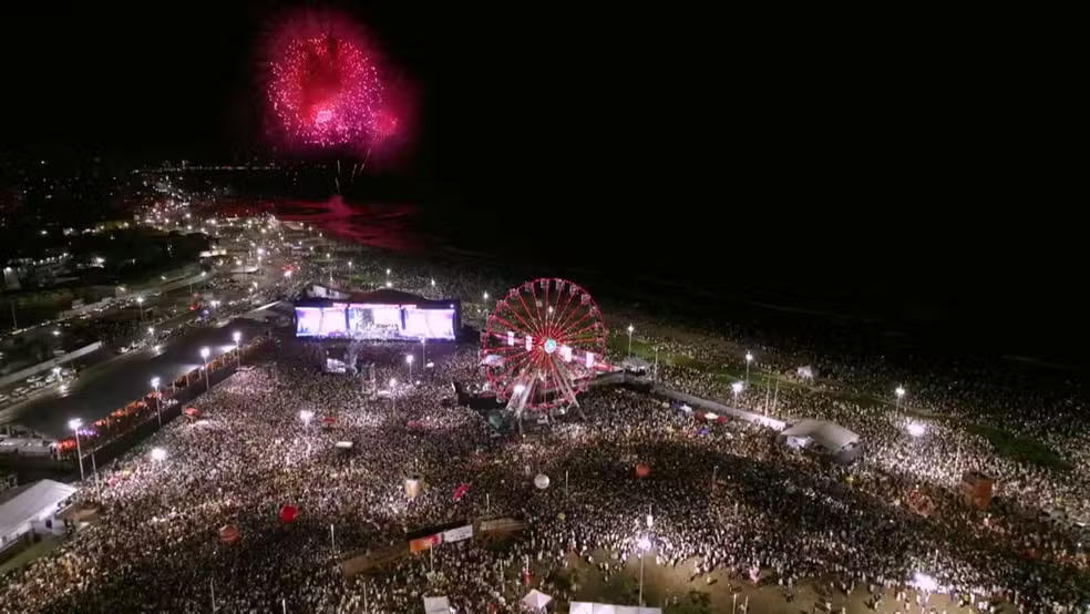 Ivete Sangalo comanda virada do ano em Salvador com show animado e queima de fogos
