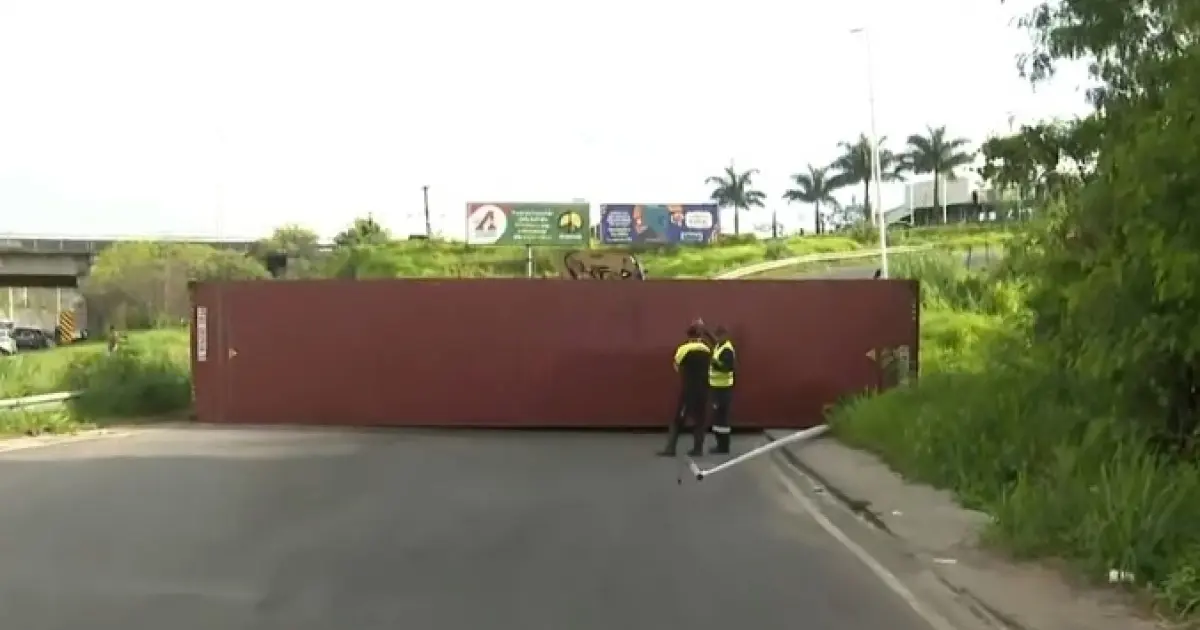 Contêiner cai na BR-324 e interdita via próxima à Estação Pirajá na manhã desta sexta-feira