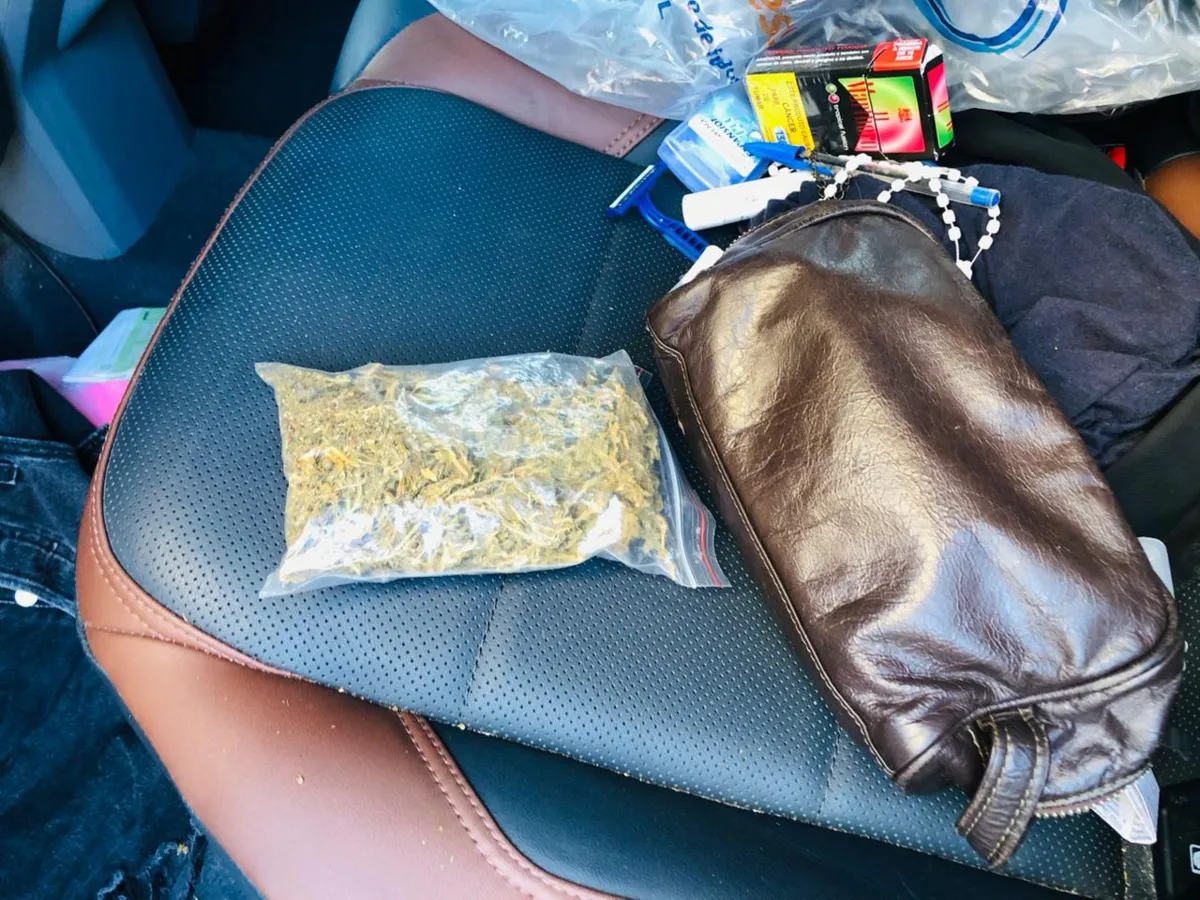 Médico esquece carro aberto e PM encontra maconha