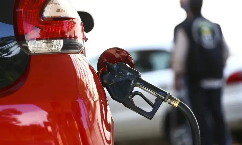 Combustíveis mais caros na Bahia: Ineep prevê gasolina a R$ 6,50 com volta de impostos