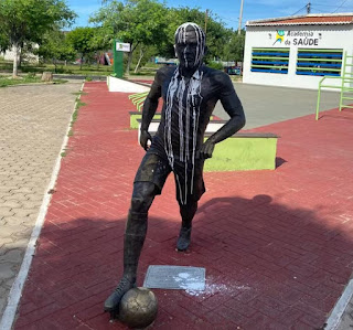 Estátua de Daniel Alves em Juazeiro é Alvo de Vandalismo Novamente