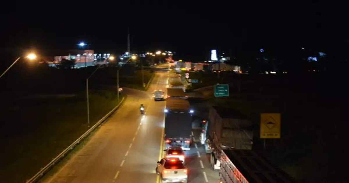 BR-116 liberada após 48h de interdição por acidente com explosão; engarrafamento chegou a 74 km