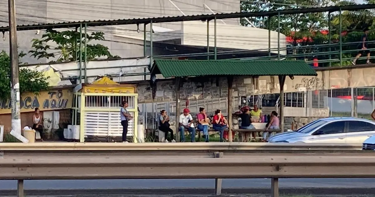 Sem ônibus na RMS: Greve causa transtornos e lotação em transporte alternativo