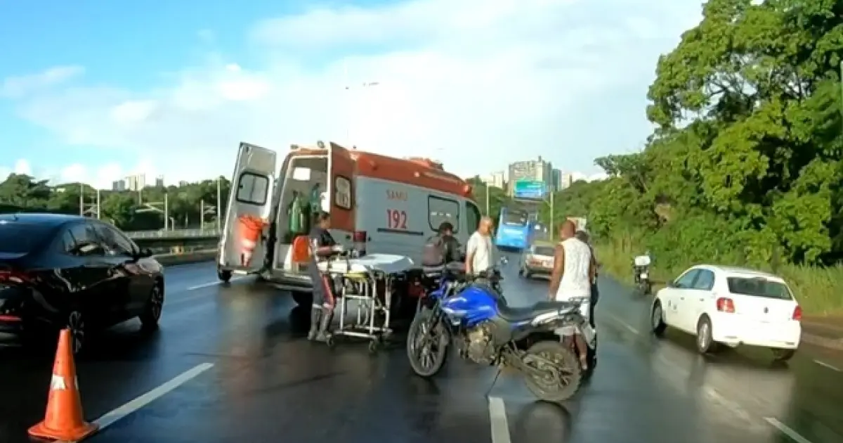 Motociclista é fechado por van e acidente engarrafa Avenida Paralela