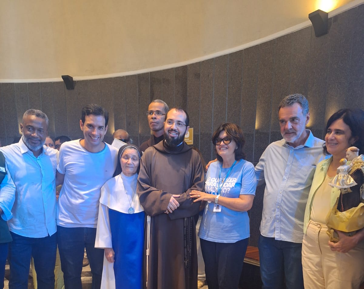 Ministra da Saúde Nísia Trindade visita obras assistenciais de Irmã Dulce.