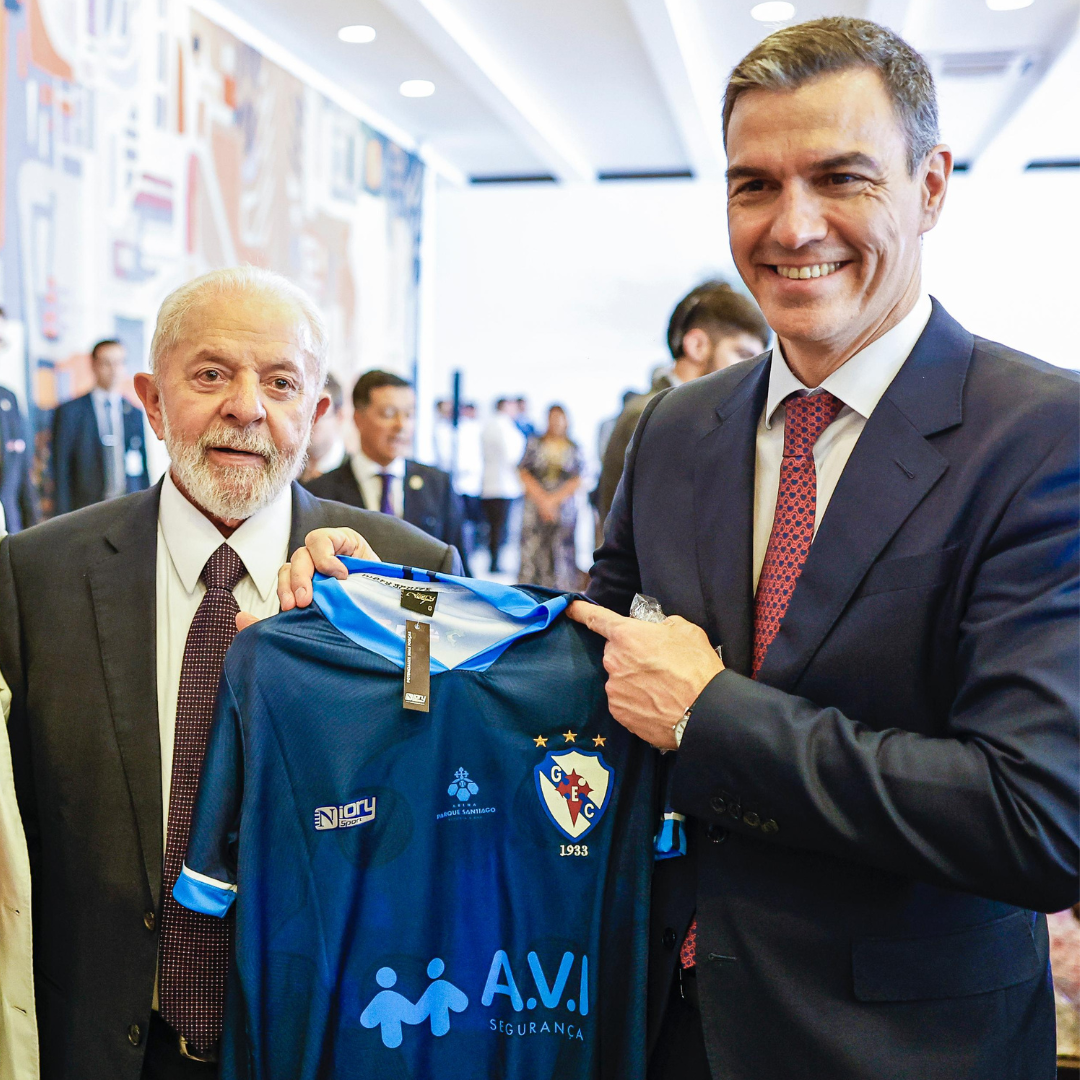 Primeiro-Ministro Espanhol Recebe Homenagem do Galícia Esporte Clube durante Visita Oficial ao Brasil