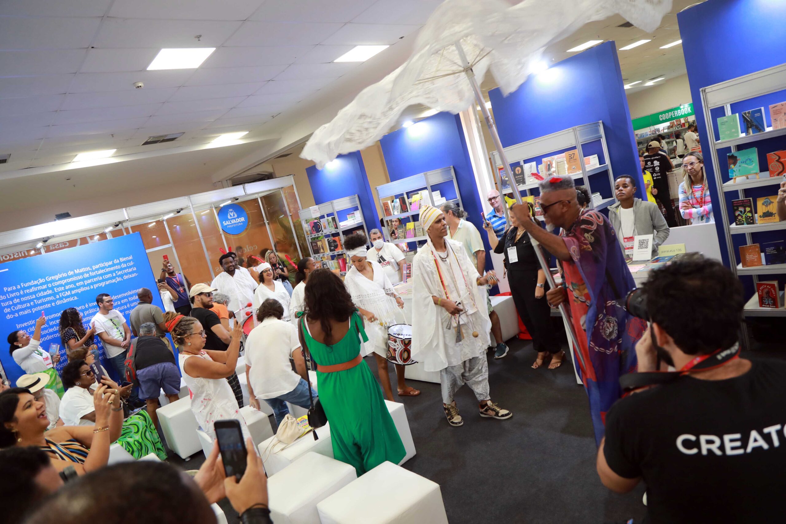 Desfile do Cortejo Afro e debate sobre identidade negra marcam quarto dia da Bienal do Livro Bahia